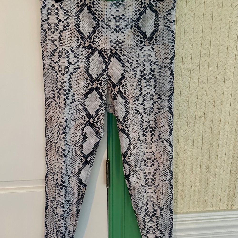 Onzie ankle leggings- XL, snake skin